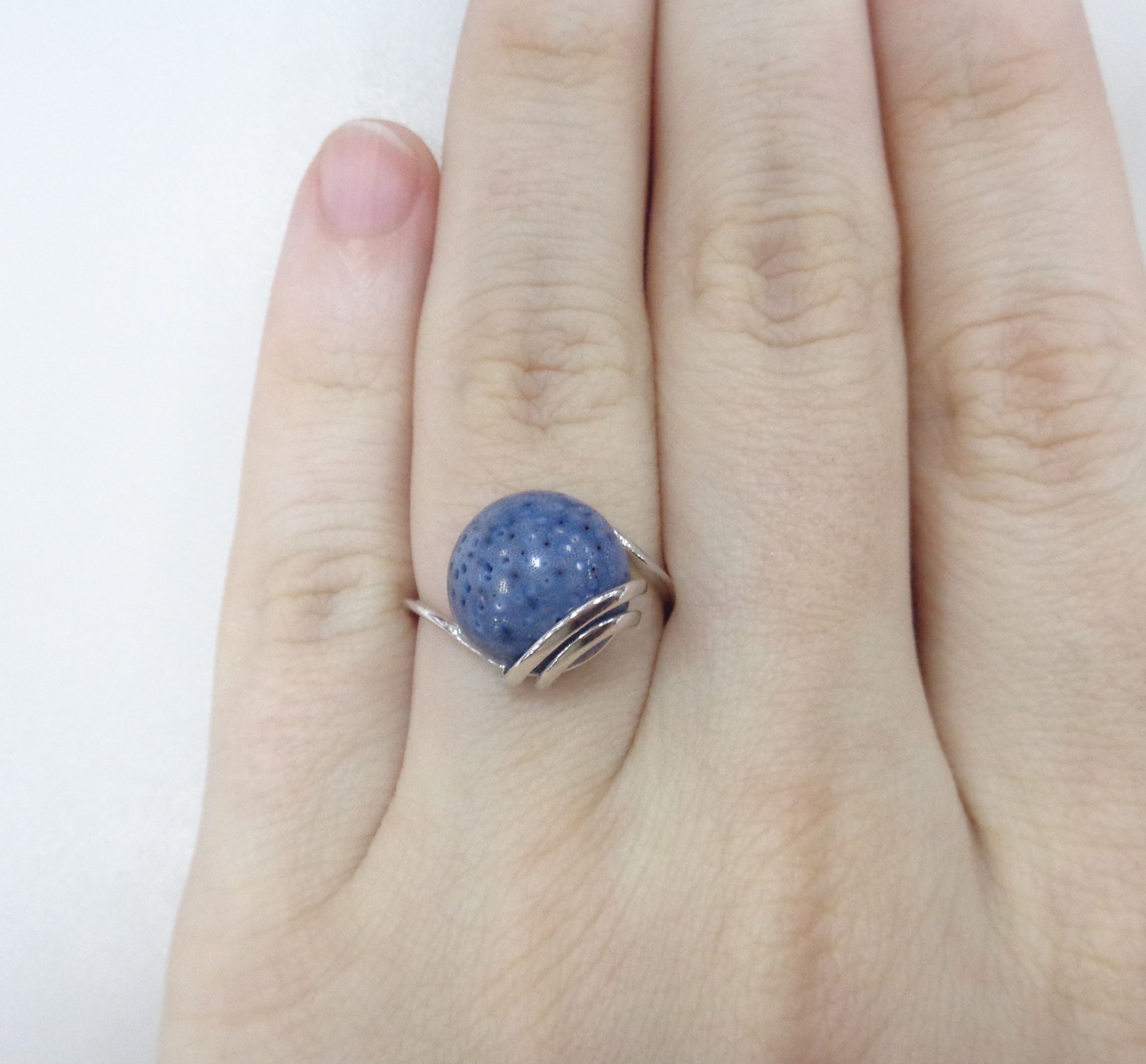 Серебряное кольцо с кораллом Акори